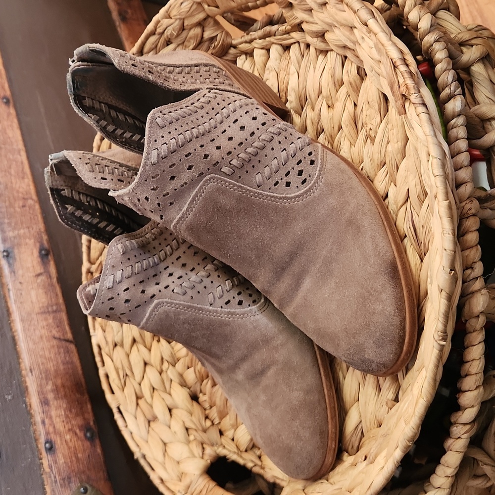 Vince Camuto sueded leather shooties, sz 10M, GUC, tan/taupe